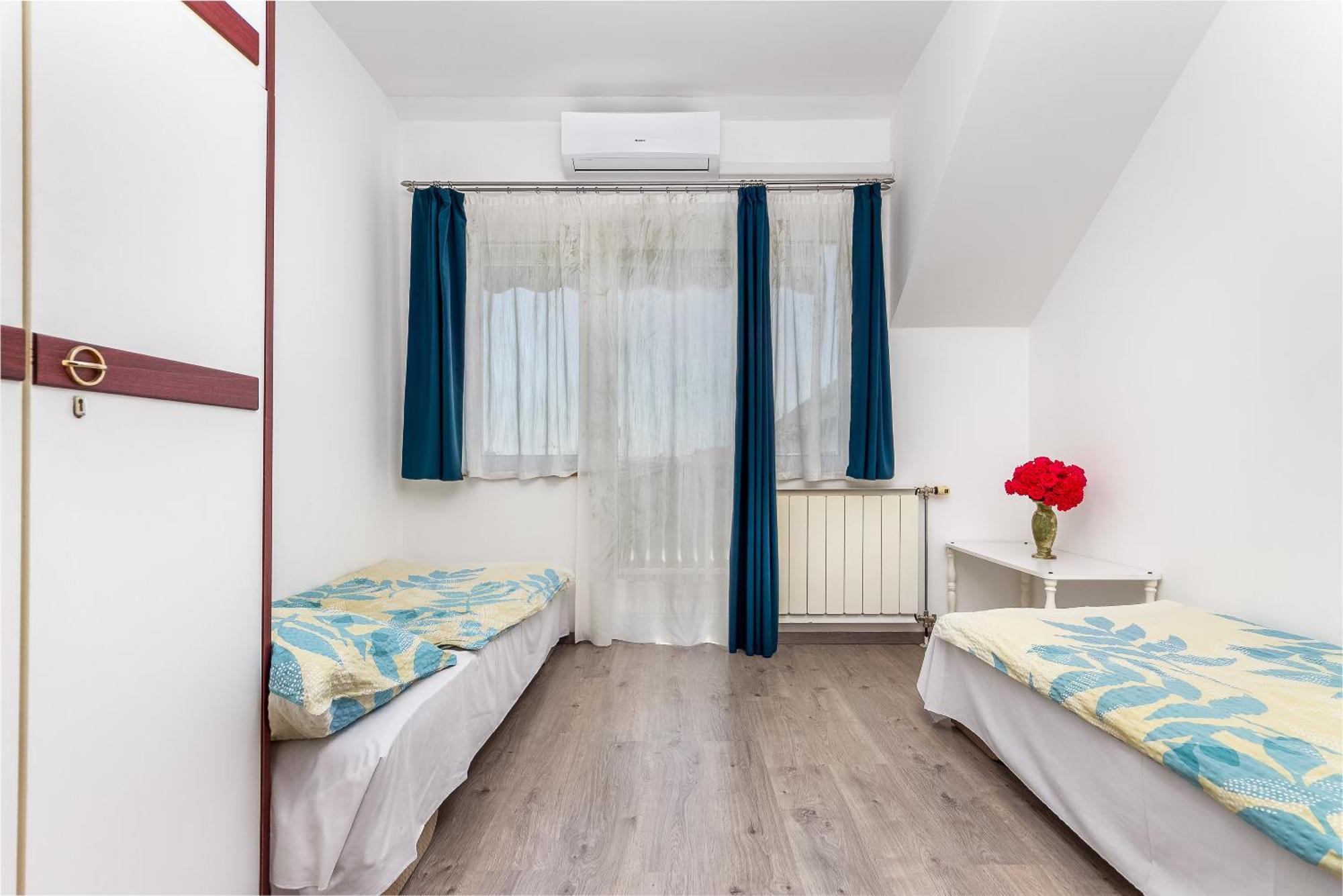 Katalin Vendeghaz Hotel เจเนชดิแอช ภายนอก รูปภาพ